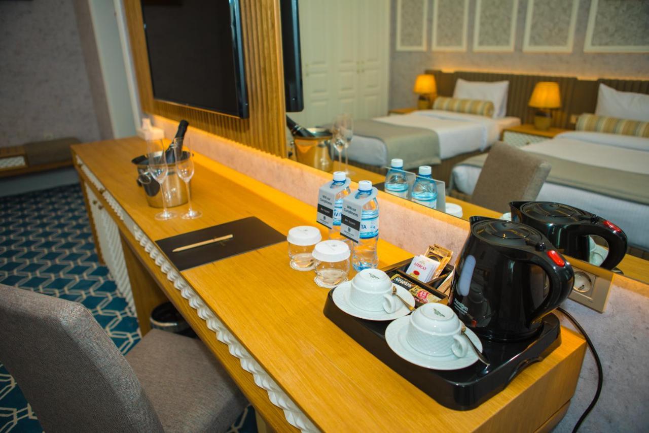 Promenade Hotel Bakú Exterior foto A hotel room with a Nespresso machine