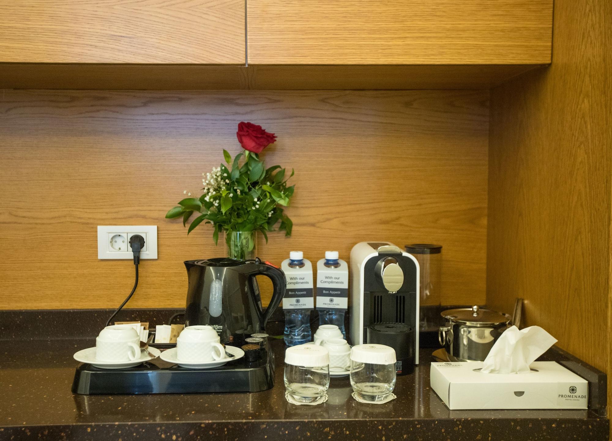 Promenade Hotel Bakú Exterior foto A Nespresso machine in a hotel room