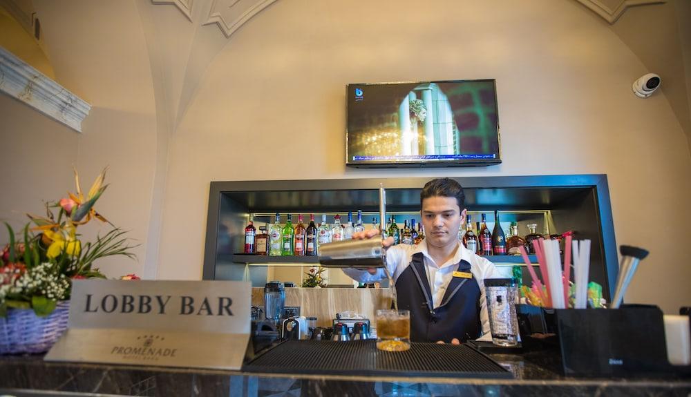 Promenade Hotel Bakú Exterior foto A bartender at work