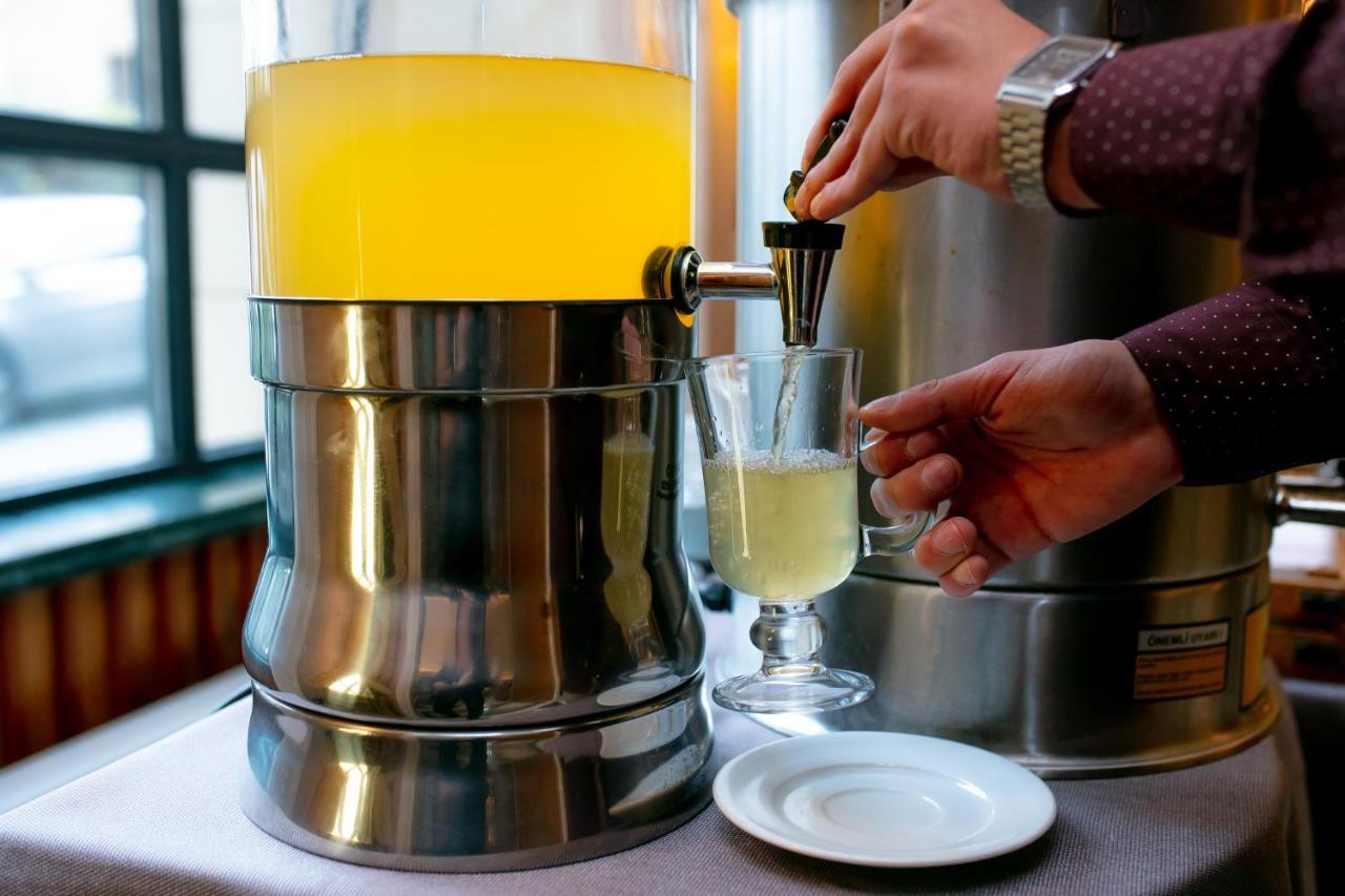 Promenade Hotel Bakú Exterior foto A glass of ginger ale being poured