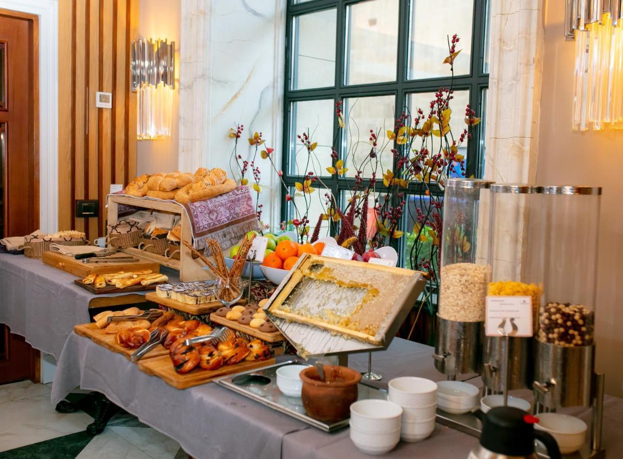 Promenade Hotel Bakú Exterior foto A breakfast buffet