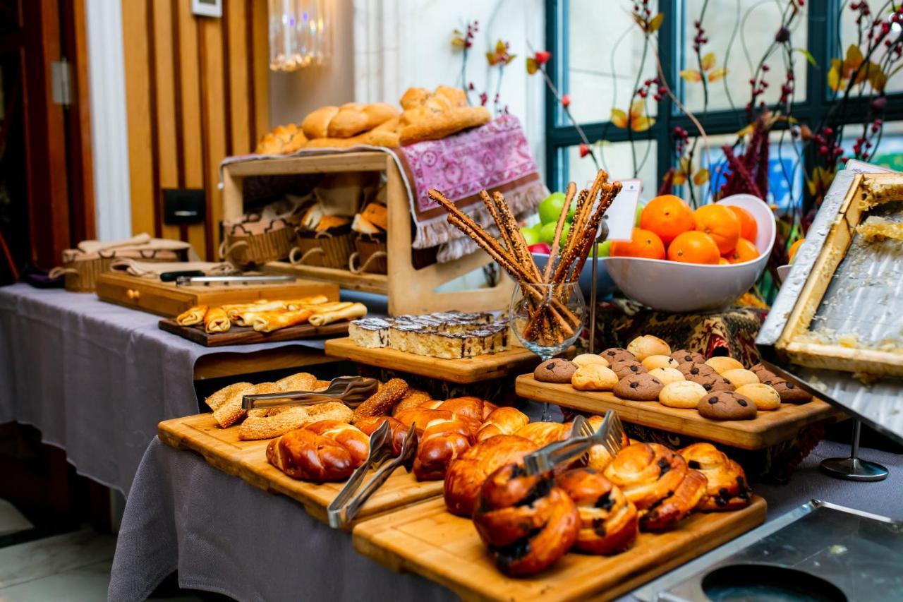 Promenade Hotel Bakú Exterior foto A buffet table with a selection of bread and pastries