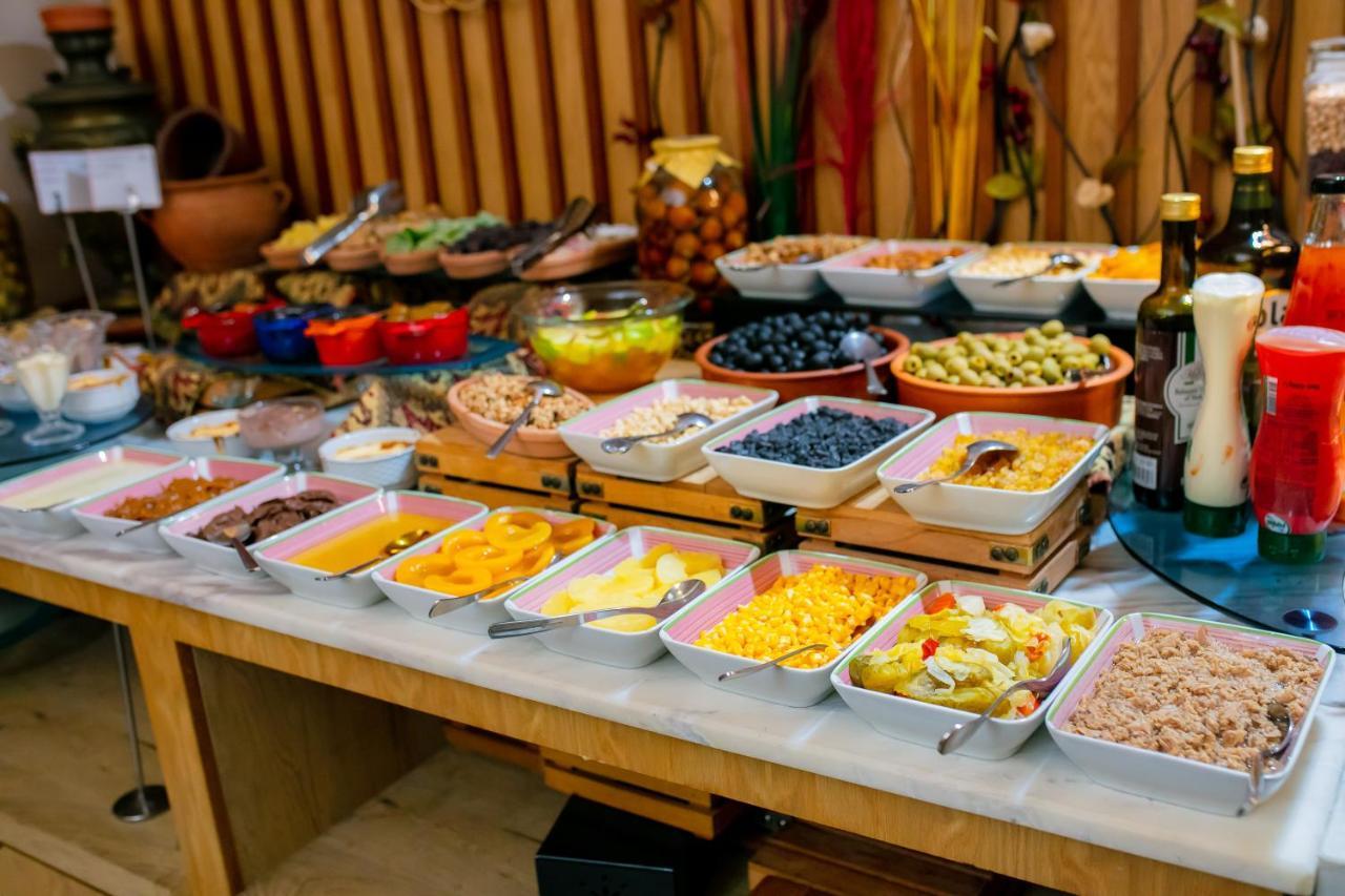 Promenade Hotel Bakú Exterior foto A breakfast buffet