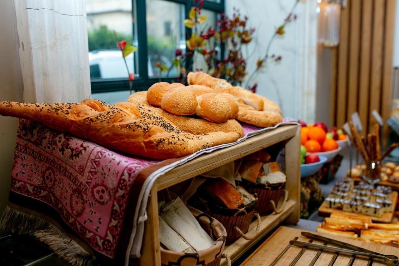 Promenade Hotel Bakú Exterior foto Shabbat bread
