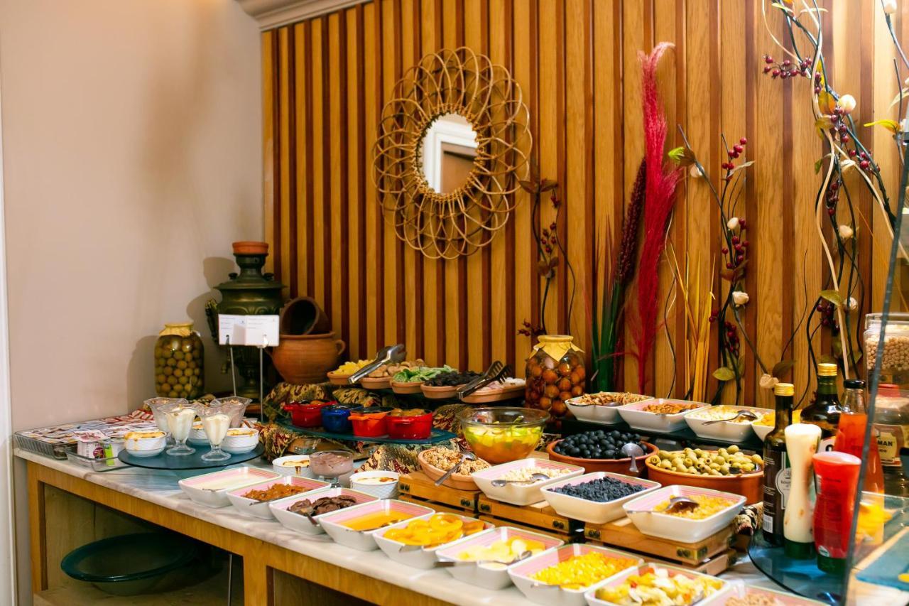 Promenade Hotel Bakú Exterior foto A buffet at a hotel
