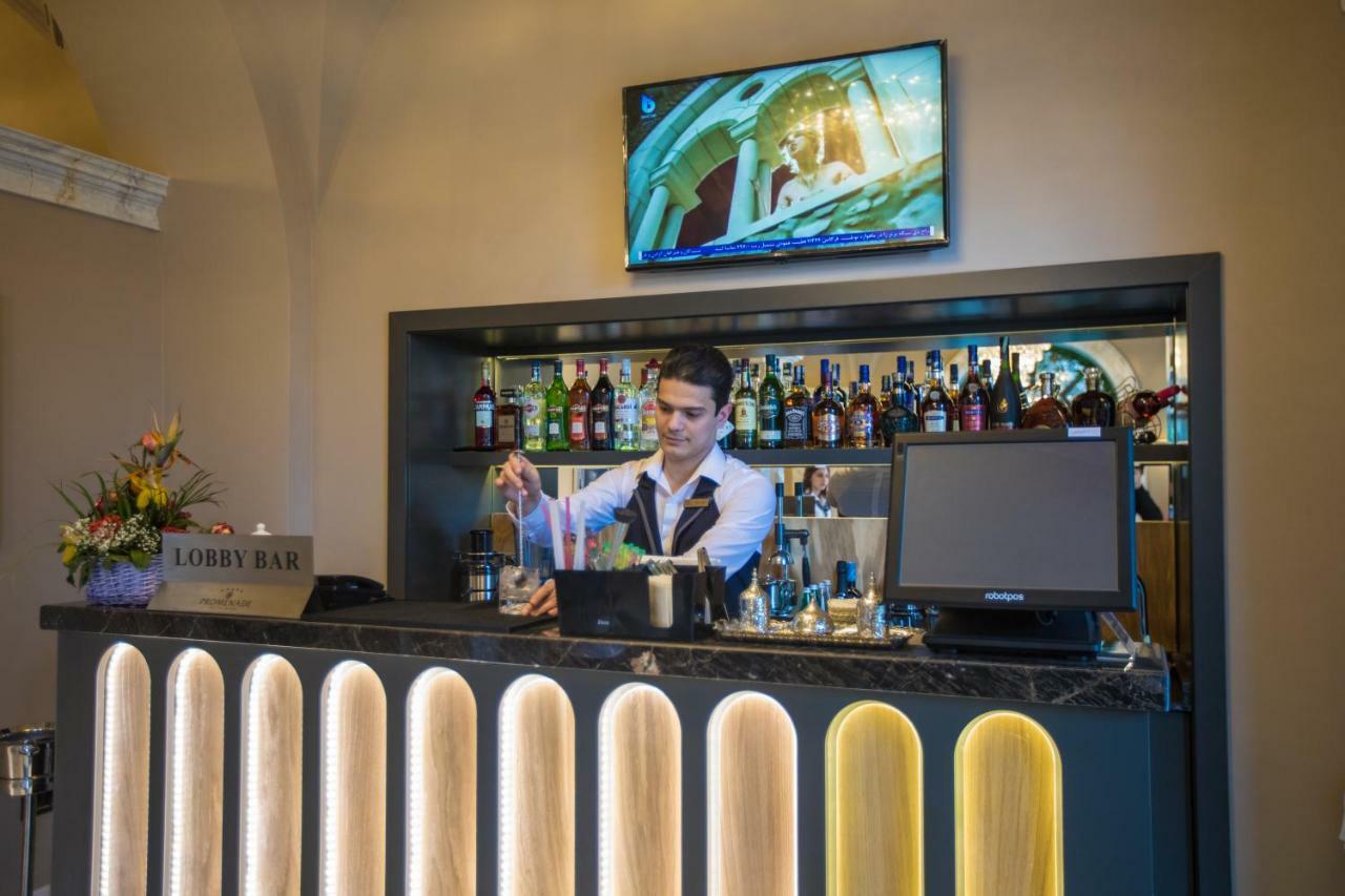 Promenade Hotel Bakú Exterior foto A bartender at work